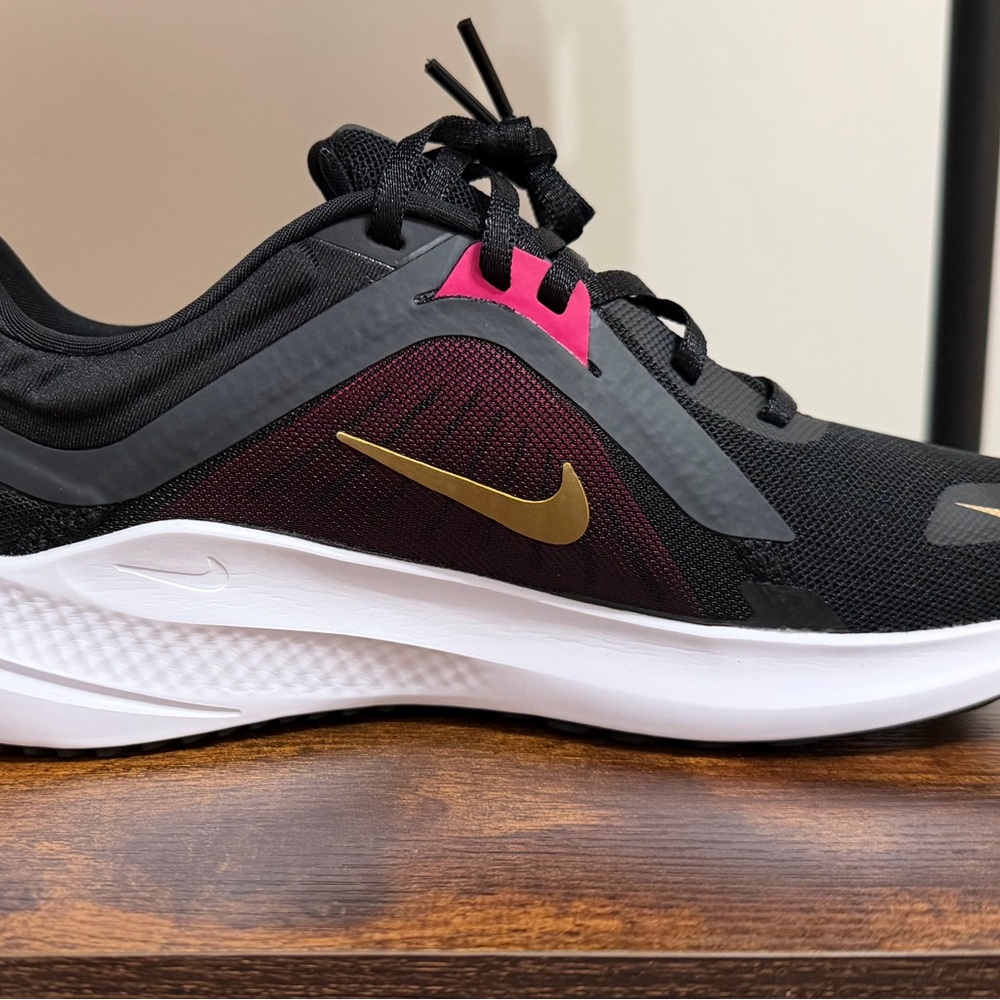 Nike Women's Black and Metallic Gold Athletic Shoes New in Box Size 8 - Picture 13 of 13